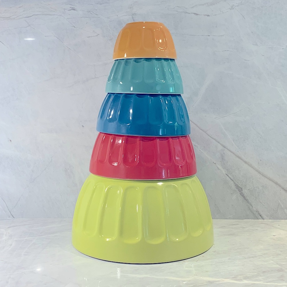 Set of 5 vintage mixing bowls in various sizes and colours